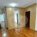 Casa á venda com 230m², 4 dorms, 2 suítes e 4 vagas na Vila Clementino. Estuda permuta.