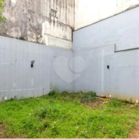 Sua oportunidade única na Vila Gumercindo! Casa espaçosa de 257m² com 4 dormitórios (sendo 2 suítes), 2 vagas de garagem e excelente localização, venda.