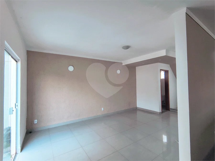 Casa com Suíte Master, Closet, Piscina e Espaço Gourmet Próxima ao Parque Ecológico- 03 quartos -com quintal