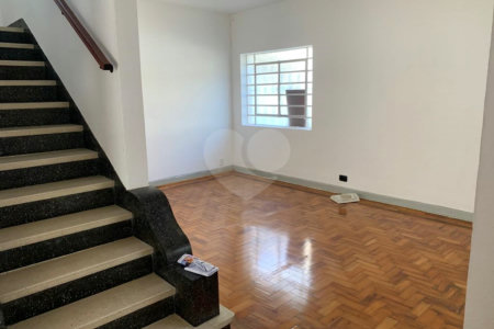 Excelente sobrado de 03 dormitórios na Aclimação.