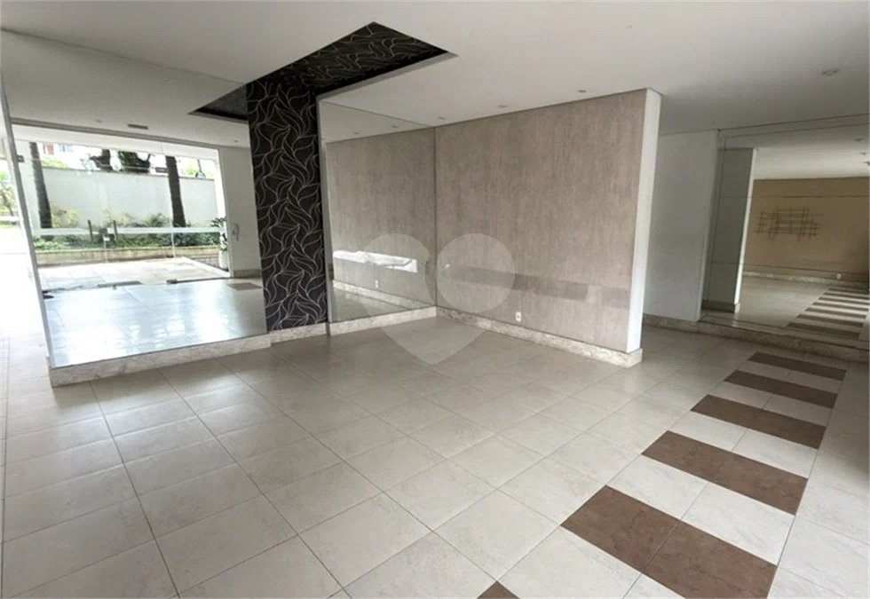 Apartamento de 155 m² com 4 dormitórios, varanda e 2 vagas de garagem. Condomínio com piscinas adulto, infantil e aquecida, lazer e portaria 24 horas.
