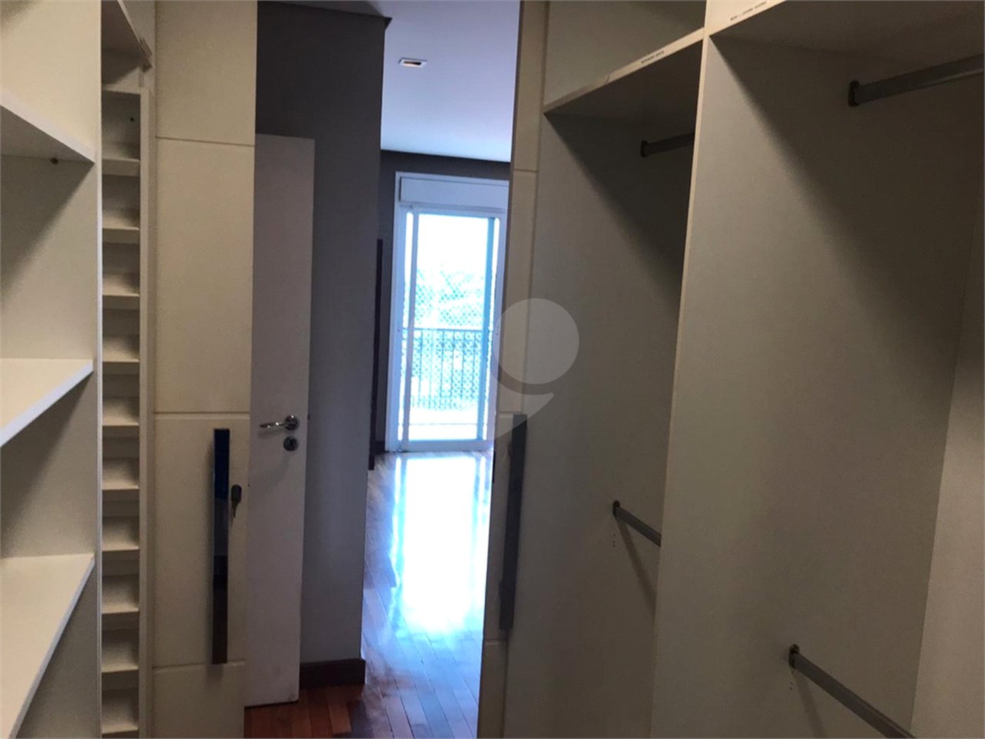 Apto 220 metros no Campo Belo. varanda, 5 vagas, 3 suítes. Visite