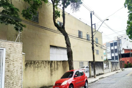 Galpão com 1155m² , 6 banheiros , sendo 2 vestiários , atualmente com 13 vagas , podendo chegar a 17 , à venda na Vila Principe de Gales em Santo André.