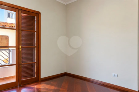 Casa à venda com 6 dormitórios, 3 suítes, piscina, área gourmet, hidromassagem, lareira, varanda e 6 vagas de garagem. Conforto e lazer para toda a família!