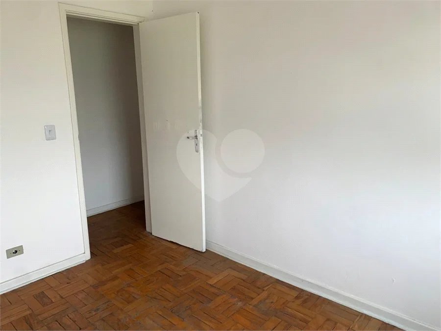 Casa espaçosa com 3 quartos, suíte, quintal e 2 vagas na Vila Santa Catarina