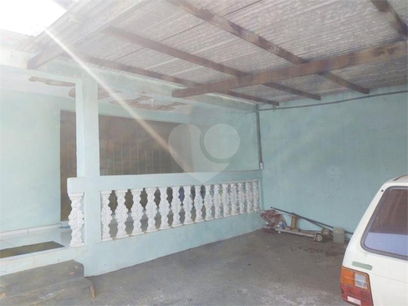 Casa térrea com 2 dormitórios, sendo 1 suíte.