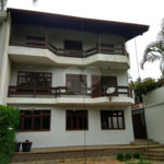 SOBRADO DE 426,0 M² COM 04 SUITES, SALÃO DE FESTAS, 06 VAGAS,06 BANHEIROS E PISCINA PARA LOCAÇÃO OU VENDA NO BARRO BRANCO