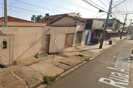 Casa térrea com piscina e 3 quartos.
