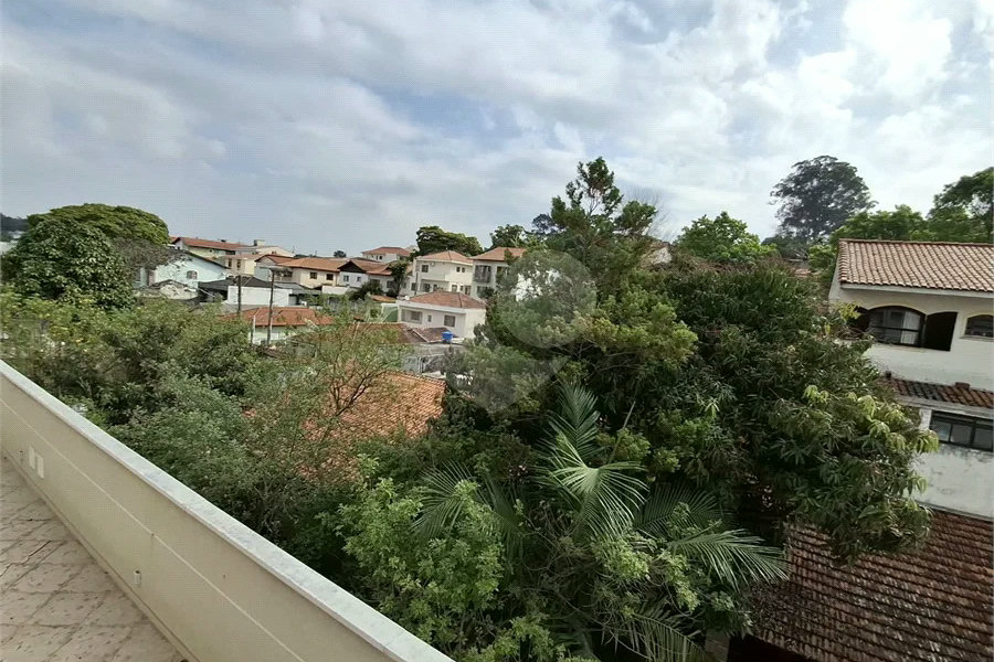Casa à venda com 3 quartos, sendo 1 suíte, no condomínio Vila Arnoni, São Paulo - SP