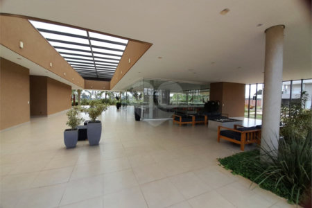 Belíssima Casa à Venda no Condomínio Damha IV