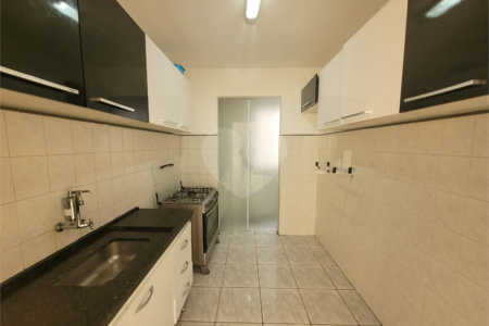 Apto 3 dormitorios, cozinha com armarios, banheiro com gabinete e box, 1 vaga coberta.