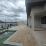 Casa exclusiva em Atibaia de alto padrão com 3 suítes, piscina, espaço gourmet, condomínio fechado, aceita financiamento
