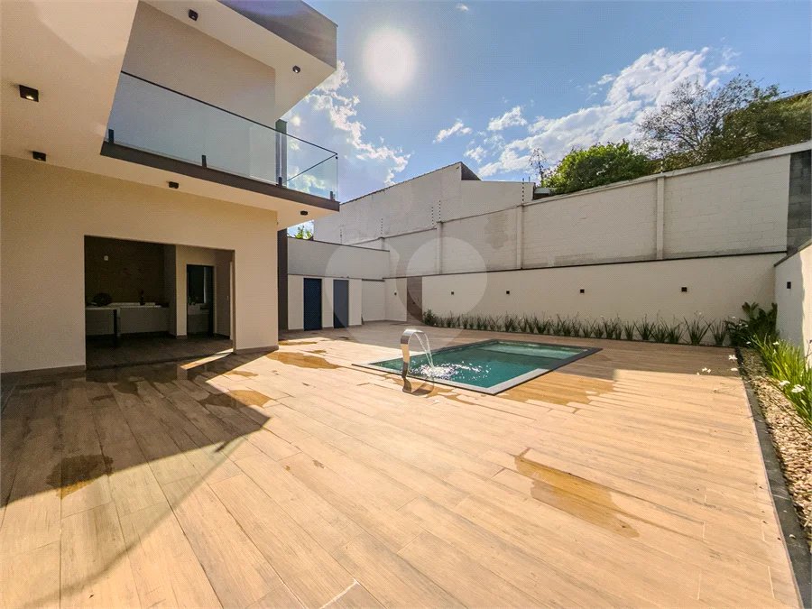Indaiatuba - Condomínio Milano - Sobrado - 350 m² de terreno - 240 m² de área construída - 4 vagas de garagem, sendo 2 cobertas - Salas de estar e jantar integradas - 3 suítes com closet e varanda no pavimento superior - Escritório no térreo - Espaço gourmet com churrasqueira - Banheiro externo