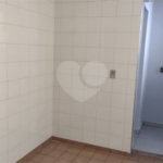 Apto com 2 dormitórios, dois banheiros , e uma garagem.