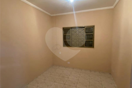 Casa Térrea com 3 dormitórios, sendo 2 suítes.