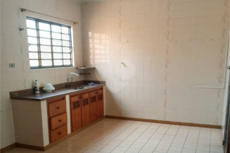 Casa térrea e espaçosa no centro da cidade por apenas R$370.000,00!!! Vamos agendar uma visita?
