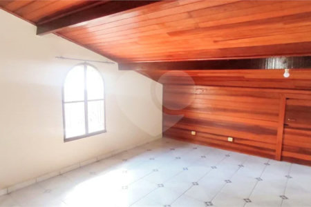 Casa com 180m², 3 dormitórios, 1 vaga, à venda na Vila Scarpelli em Santo André.