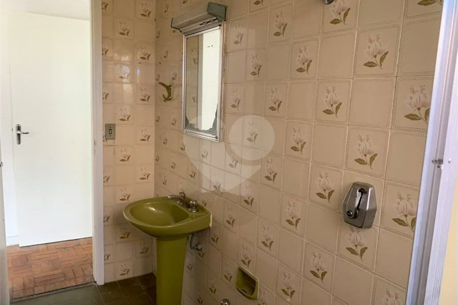Casa espaçosa com 3 quartos, suíte, quintal e 2 vagas na Vila Santa Catarina