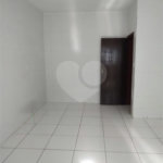 Casa térrea com 2 dormitórios, sendo 1 suíte.