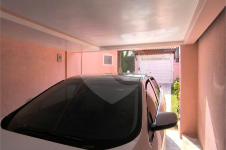 Casa à Venda no Santa Marta com 3 Suítes e Piscina