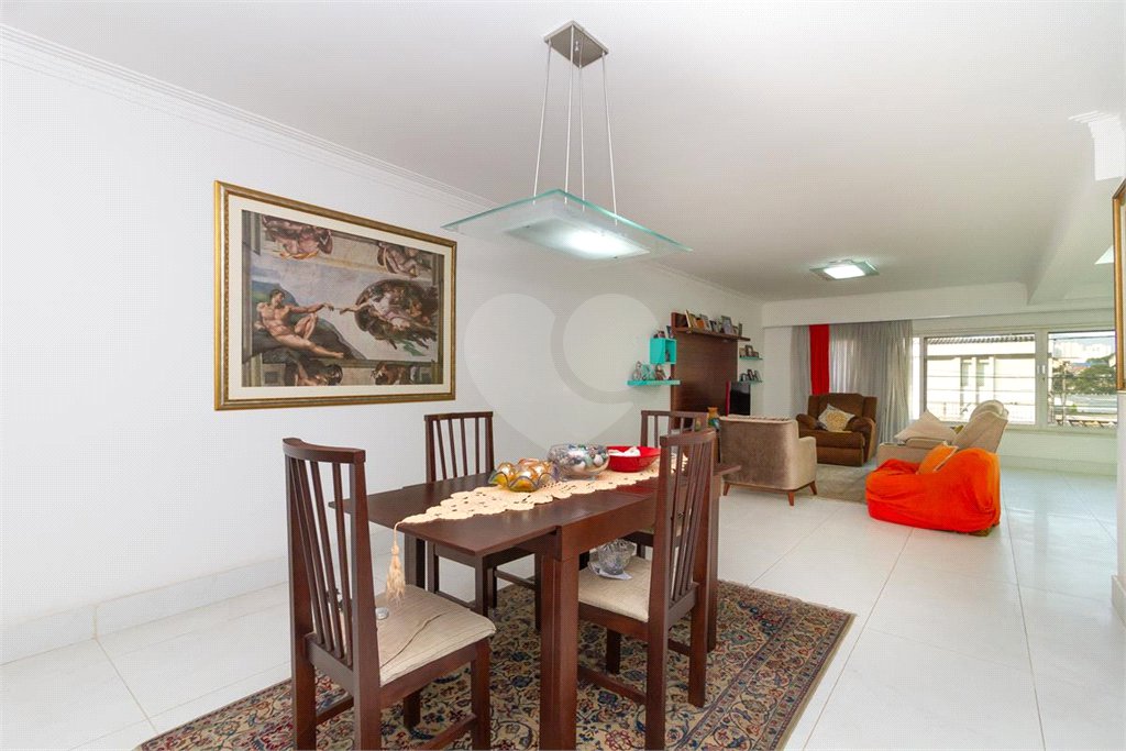 Casa Sobrado à venda com 342 m², 3 dormitórios, sendo 2 suítes, 4 vagas na Vila Mariana - São Paulo.