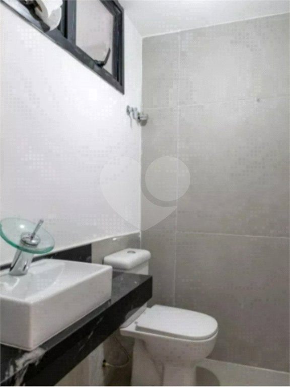 Sua oportunidade única na Vila Gumercindo! Casa espaçosa de 257m² com 4 dormitórios (sendo 2 suítes), 2 vagas de garagem e excelente localização, venda.