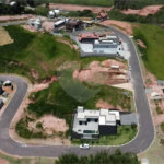 Terreno em condomínio fechado com 1.086 metros, pronto para construir, ampla área de lazer, aceita financiamento