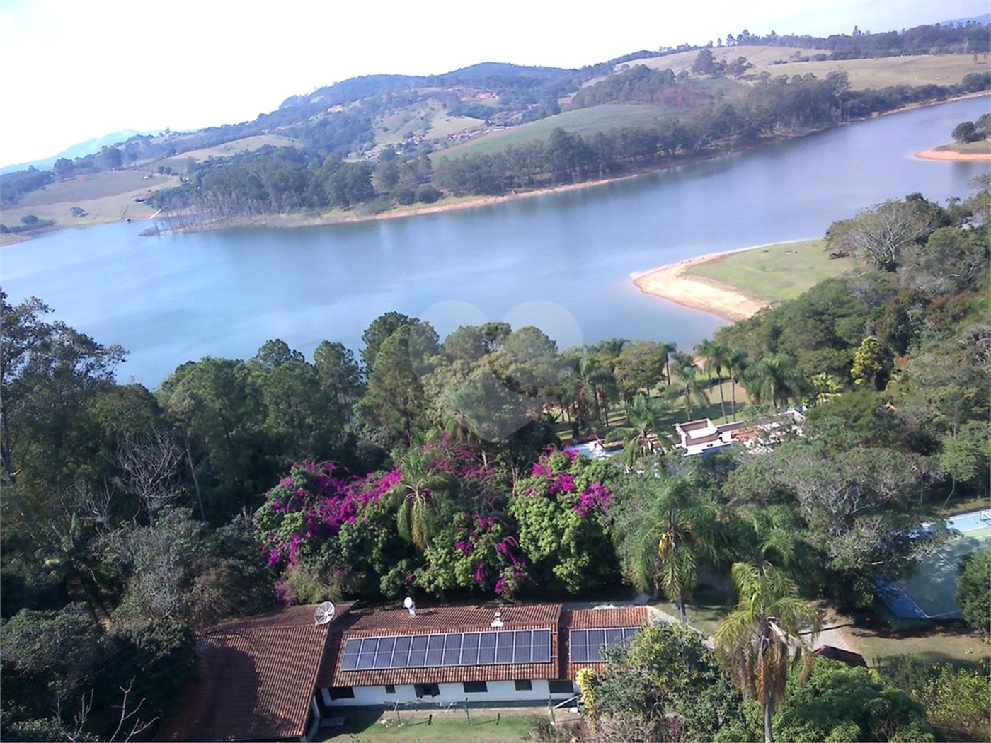Casa "pé na água" à venda em condomínio fechado – Bragança Paulista/SP Com 305m² de Á/C e 1.305m² ÁT