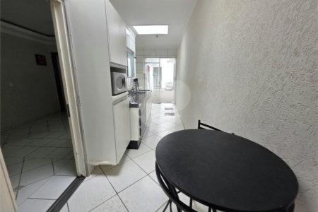 Casa térrea à venda no Douradinho com 2 quartos e edícula com mais dois quartos e 2 banheiros.