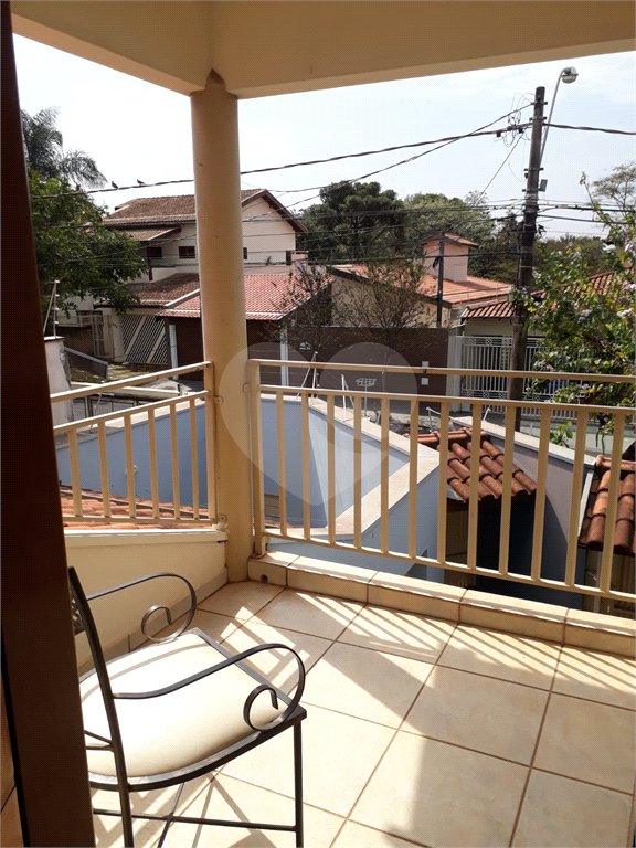 Sobrado com quintal amplo e arborizado a venda