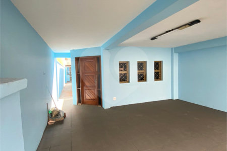 Casa Térrea com 3 dormitórios, sendo 2 suítes.