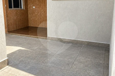Sobrado de 250 m² em São Bernardo do Campo, com 3 dormitórios, suíte, escritório, quintal, edícula e 2 vagas, em excelente localização.