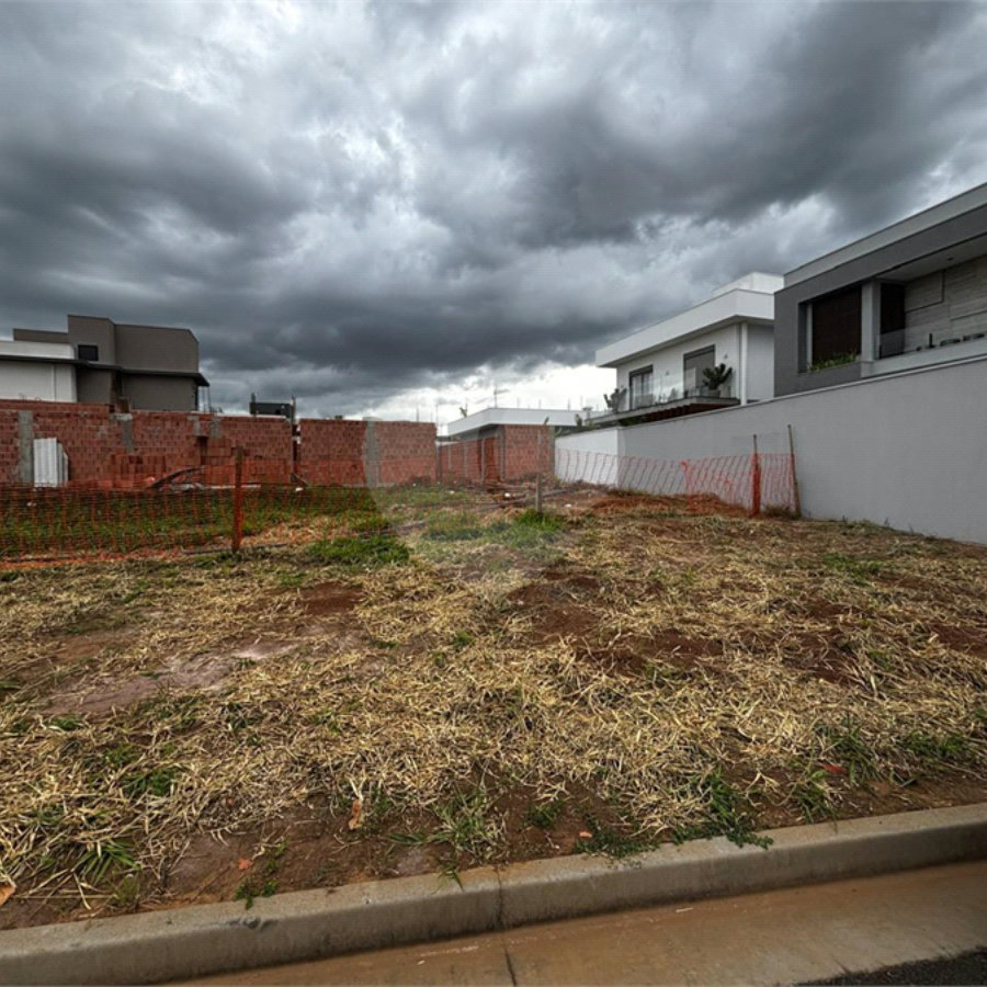 LOTE DE ESQUINA NO CONDOMINIO RESIDENCIAL DAMHA IV