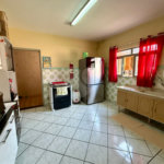 Casa térrea com piscina e 3 quartos.