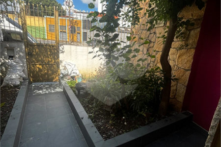Casa com 70m², 3 dormitórios, sendo 1 suíte, 4 vagas, à venda no bairro do Ipiranga.
