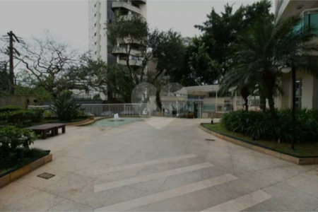 Apartamento com dois dormitórios sendo um climatizado, com duas vagas de garagem.