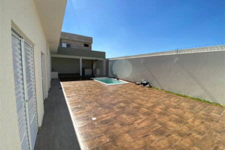 Casa térrea com piscina para venda no Residencial Arcoville