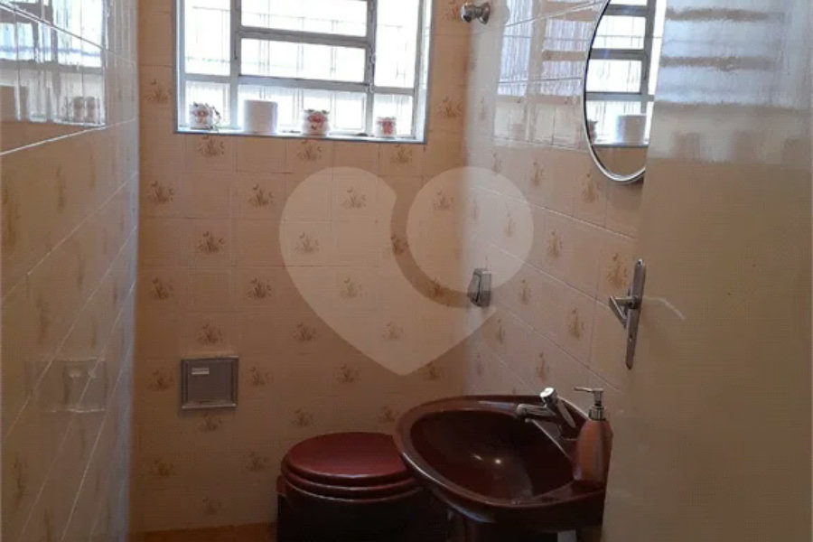 Ótimo sobrado com 3 quartos, sendo uma suíte, 2 vagas.