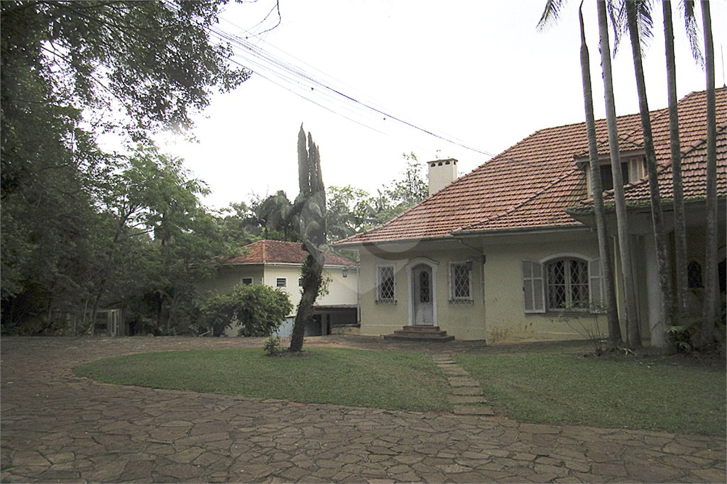 Casa à venda com 4 quartos, sendo 2 suítes,  no condomínio Chácara Flora, São Paulo - SP