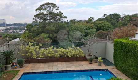 Sobrado à venda com 4 quartos, sendo 2 suítes,  em Jardim Leonor, São Paulo, SP