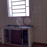 Apto com 2 dormitórios, dois banheiros , e uma garagem.