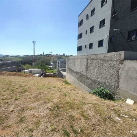 Terreno em Atibaia com 197 metros, pronto para construir, ao lado de supermercado e diversos comércios