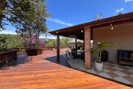 Chácara com excelente infraestrutura, contendo casa com 8 dormitórios, 900 m² de área construída, área total de 3000m², piscina adulto e infantil, churrasqueira, quadra gramada de futebol - Rio Acima - Atibaia/SP 900 m² Área construída 3.000 m² Área do terreno