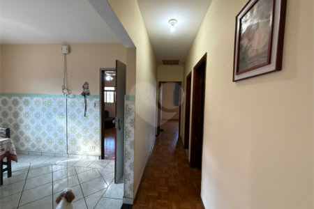 Casa térrea com piscina e 3 quartos.