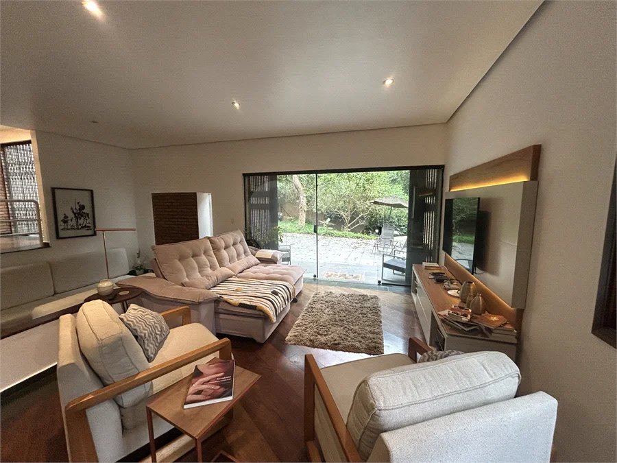 Casa em condomínio com 3 dormitórios, 01 suíte, garagem para 06 carros, área gourmet, piscina.