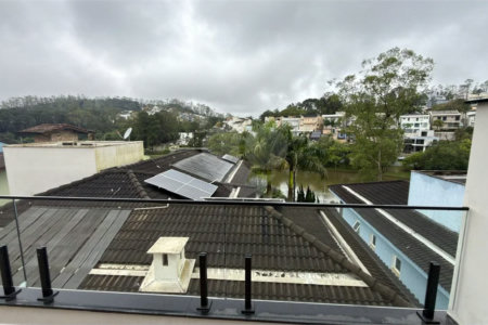 Sobrado de alto padrão no Swiss Park, totalmente reformado, com 4 suítes, piscina, elevador, espaço gourmet, 4 vagas e condomínio com lazer completo.