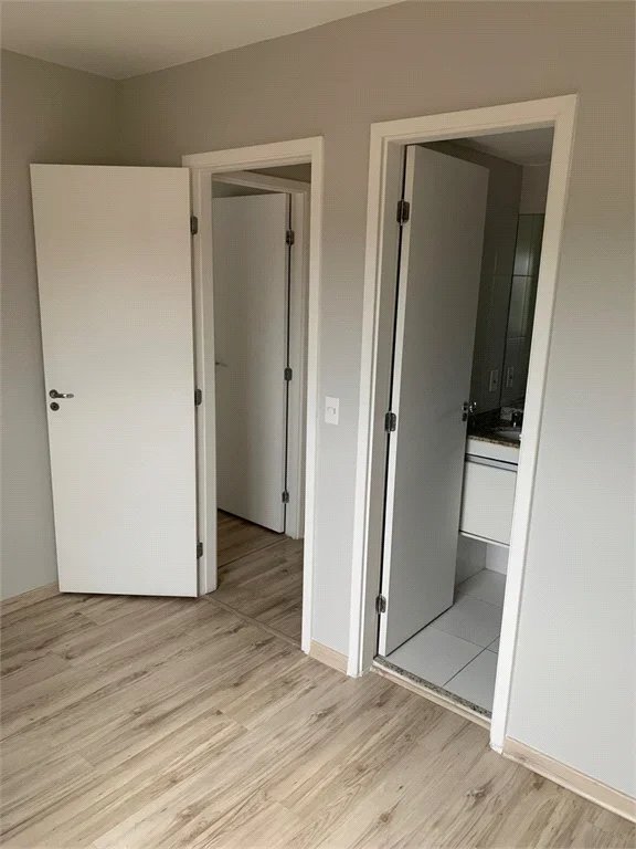 Apartamento com 2 quartos, 1 suíte e sala ampliada com varanda, 2 vagas em frente a Chácara do Joquei