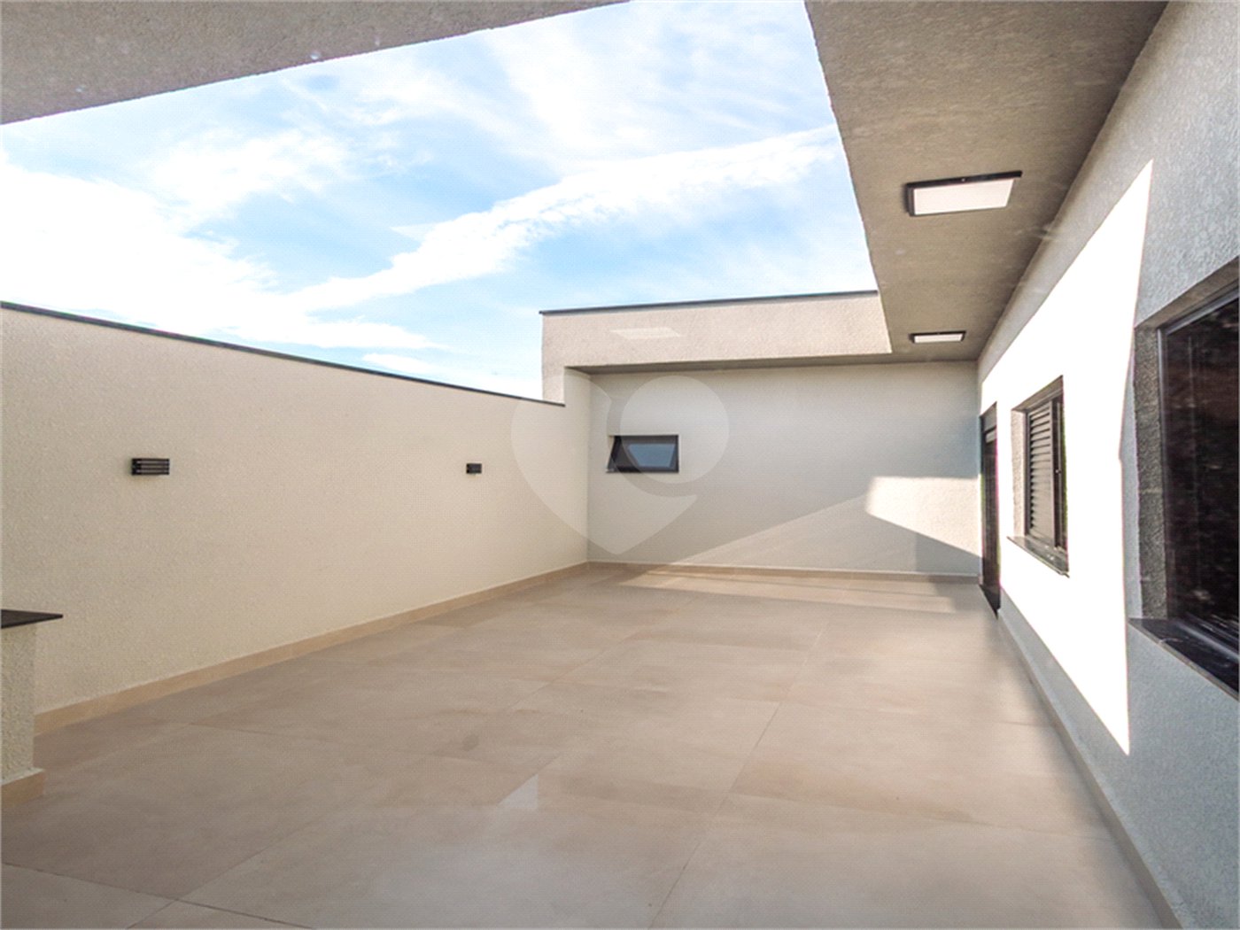 Indaiatuba- Jardim Bom Sucesso - Venda: R$ 765.000,00 - Área total: 150m² Área construída: 115m² - 3 dormitórios sendo 1 suíte com armário planejado; Cozinha integrada; Sala para dois ambientes; Banheiros com box gabinetes e espelhos; Área gourmet com churrasqueira a carvão e móveis planejados;