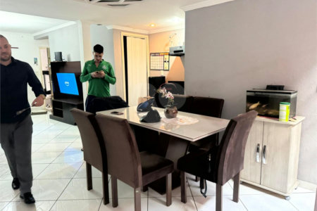 Sobrado a venda na Mooca, com 120m2, 2 dormitórios e 2 vagas - Estuda permuta.