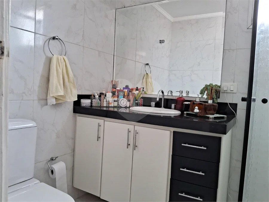 Prédio com portaria 24 horas, e lazer. Apartamento com 3 dormitórios, uma suíte, 2 vagas de garagem